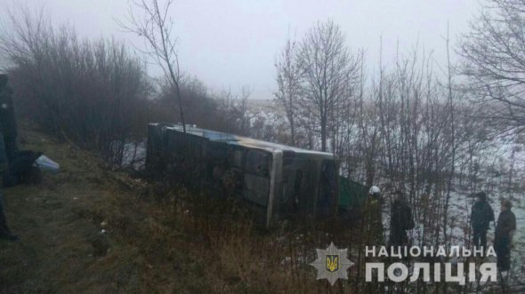 Утром 21 декабря на трассе Киев-Одесса произошло масштабное столкновение. Участниками аварии стали более 10 транспортных средств. Автобус с пассажирами перевернулся в кювет