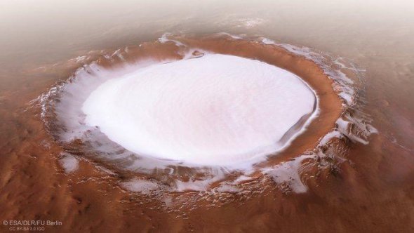 Воздух, который попадает в ограниченную валом кратера участок, охлаждается на льду и опускается вниз. Как результат - над ледником всегда есть "толстое одеяло".