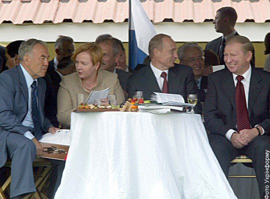 Второй президент Леонид Кучма рядом с российским президентом Владимиром Путиным смеется во время одной из встреч. В 2003 году они подписали договор о совместных границы в Азовском море