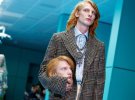 Модель Gucci на подиуме с копией своей головы во время недели моды в Милане, Италия. 21 февраля