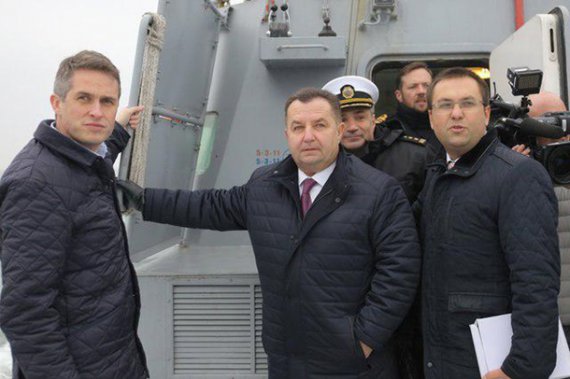 Глави Міноборони України і Британії вийшли в море на українському катері. Фото: МОУ