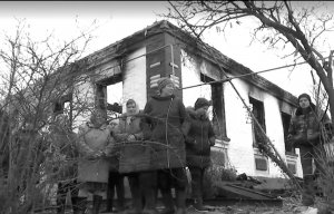 Жителі села Охіньки Прилуцького району Чернігівської області стоять біля згорілого будинку родини Проценків. Зайнялося у ванній кімнаті близько п’ятої ранку. Причину встановлюють експерти