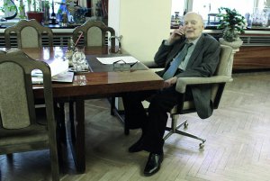 Борис Патон сидить у своєму кабінеті в Національній академії наук України. Її очолює 56 років