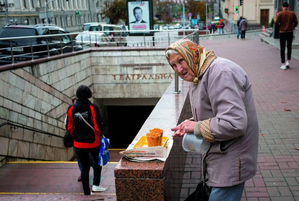 Жінка продає обліпиху біля входу до столичної cтанції метро Театральна у жовтні 2018 року. З грудня мінімальна пенсія за віком в Україні становить 1497 гривень