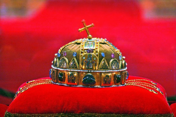 Золоту корону правителю Угорщини Іштвану І Арпаду вручив Папа Римський Сильвестр ІІ у грудні 1000 року.  Це був шолом із двох пластин, прикрашених перлами, хрестом та зображенням Спаса Вседержителя. Через 75 років король-утікач Шаламон викрав її. Його наступник Геза І коронувався іншою, яку подарував візантійський імператор Михаїл VII Дука. Потім корони об'єднали в одну, і в такому вигляді вона існує дотепер
