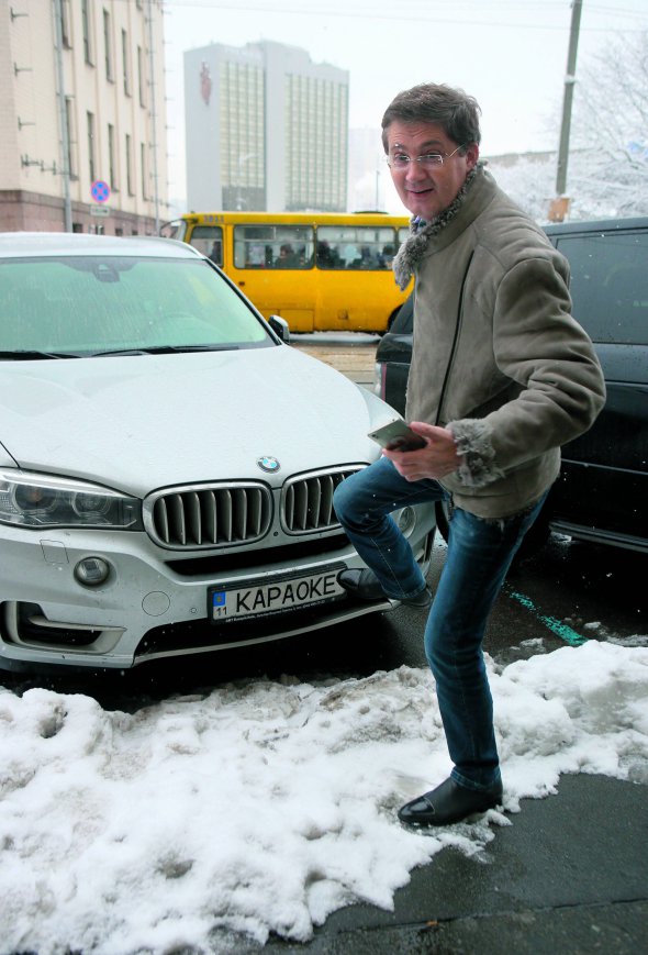 Ігор Кондратюк стоїть біля своєї автівки на столичній площі Перемоги. Він 20 років веде телевізійне пісенне шоу ”Караоке на Майдані”. У січні 2019-го мають показати його останній випуск