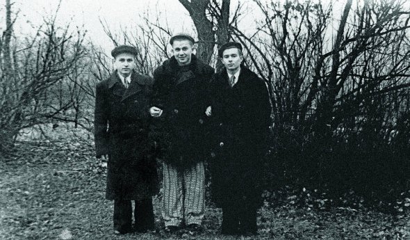 Євген Пронюк з друзями, які молодими померли від туберкульозу. Пуща-Водиця, 1955-й. За три роки до цього він приїхав до столиці з Казахстану. Туди його родину відправили на спецпоселення після арешту батька, учасника ОУН-УПА