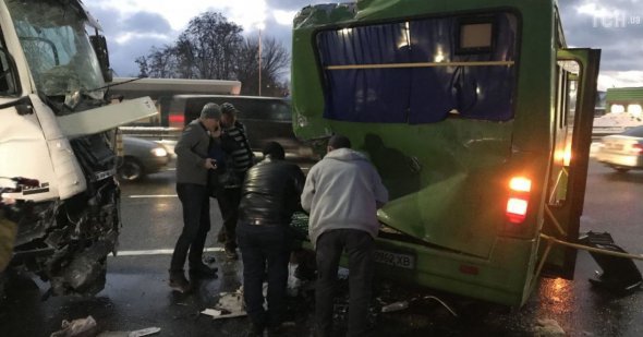 Під Києвом вантажівка врізалася в автобус. Фото: ТСН