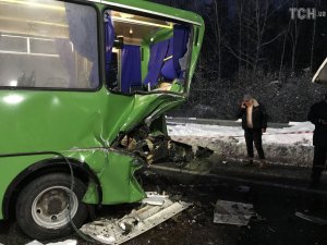 Под Киевом грузовик врезался в автобус. Фото: ТСН