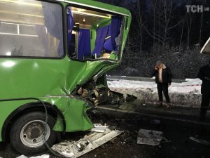 Під Києвом вантажівка врізалася в автобус. Фото: ТСН