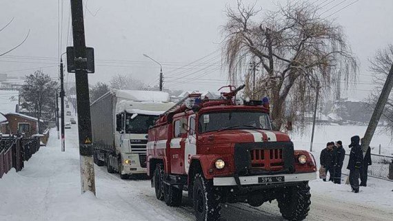 В течение суток спасатели вытащили из снежных заносов 650 автомобилей и более 1500 человек