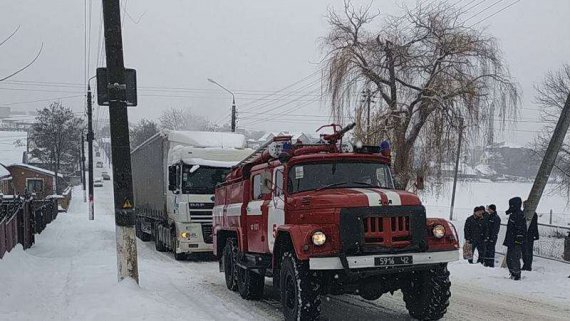 Протягом доби рятувальники витягли зі снігових заметів 650 автомобілів і понад 1500 осіб