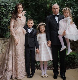Олігарх Ярославський подарував весілля мрії матері своїх дітей