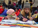 Дитячі малюнки команда проекту "Здійсни мрію" збирала по всій Україні у турі