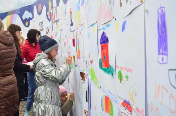 Дитячі малюнки команда проекту "Здійсни мрію" збирала по всій Україні у турі
