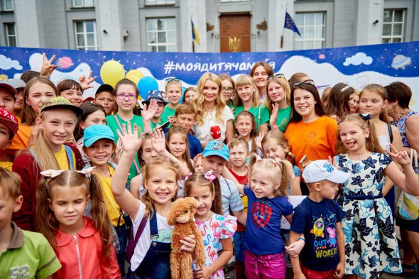 Детские рисунки команда проекта "Здійсни мрію" собирала по всей Украине в туре