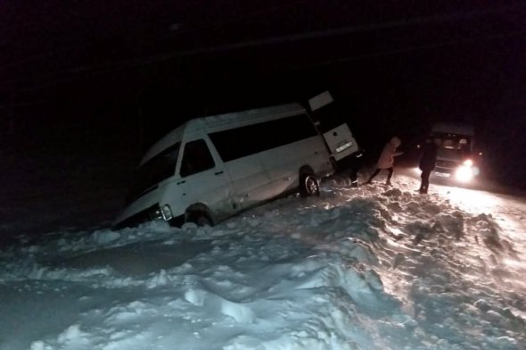 На Днепропетровщине из-за сильных порывов ветра на дорогах образовались метровые сугробы. Спасатели вытащили из снега более 120 машин. Среди них - грузовики, "скорые", пассажирские автобусы.
