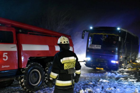 На Днепропетровщине из-за сильных порывов ветра на дорогах образовались метровые сугробы. Спасатели вытащили из снега более 120 машин. Среди них - грузовики, "скорые", пассажирские автобусы.