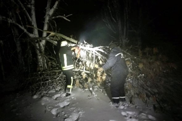 На Дніпропетровщині через сильні пориви вітру на автошляхах утворилися метрові замети. Рятувальники витягли зі снігу понад 120 машин. Серед них — вантажівки, “швидкі”, пасажирські автобуси. 