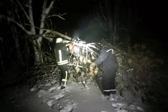 На Днепропетровщине из-за сильных порывов ветра на дорогах образовались метровые сугробы. Спасатели вытащили из снега более 120 машин. Среди них - грузовики, "скорые", пассажирские автобусы.