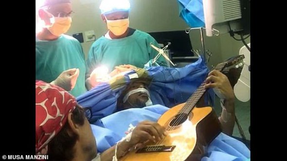 Гра на гітарі допомогла лікарям визначити, яку частину пухлини можна видалити, не спричинивши параліч.  