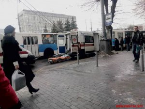 В Виннице трое пассажиров троллейбуса забрали машины скорой помощи. Фото: vinnitsa.info