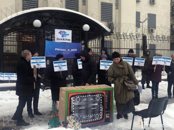 Участники акции держат плакаты с именами пропавших в Крыму с момента аннексии полуострова