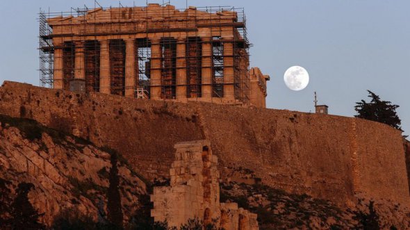 Повний Місяць у грецьких Афінах.