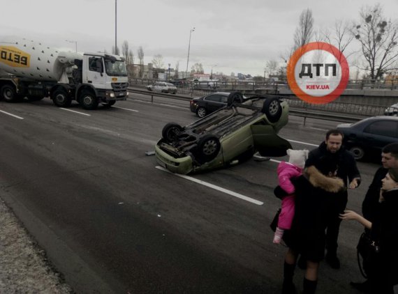 У Києві зіткнулися два автомобілі, один з них в результаті удару перекинувся