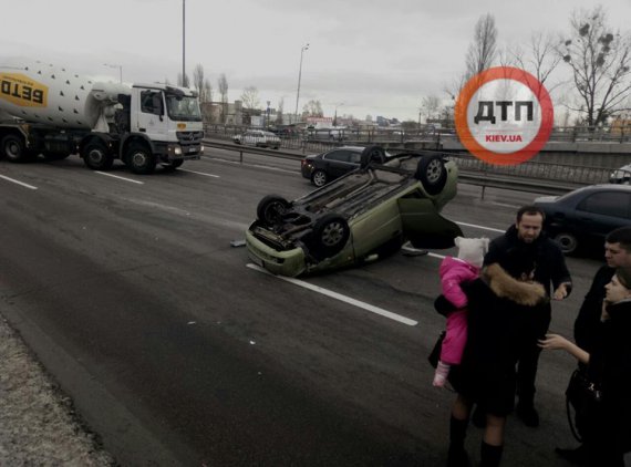 В Киеве столкнулись два автомобиля, один из них в результате удара перевернулся