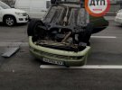 В Киеве столкнулись два автомобиля, один из них в результате удара перевернулся