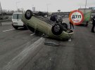 В Киеве столкнулись два автомобиля, один из них в результате удара перевернулся