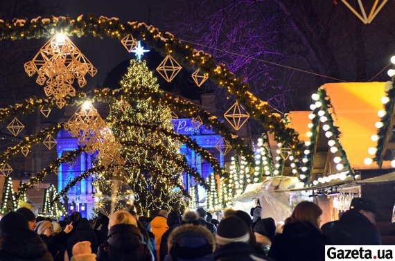 Традиционная Рождественская ярмарка заработала на проспект Свободы и площади Рынок