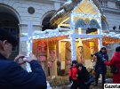 Перед входом в мэрию установили интерактивную Рождественскую шопку
