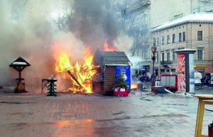 В центрі Львова неподалік Оперного театру загорілась ятка різдвяного ярмарку. Вогонь перекинувся на дві сусідні