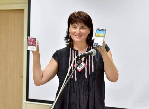 Мастерица Татьяна Протчева представляет вышитый код, в котором сгенерированный гимн Украины