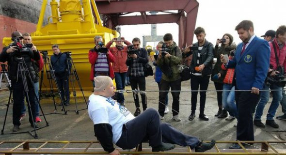 Книга рекордів Гіннеса: львів’янин  Олег Скавиш протягнув зубами корабель масою 600 тонн   
