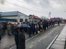 Віддати останню шану захисникові прийшло сотні людей із квітами та лампадками