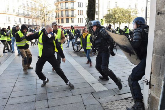 Во Франции правоохранители силой разогнали "желтых жилетов". Фото: AFP