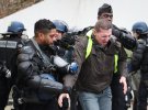 У Франції правоохоронці силою розігнали "жовтих жилетів". Фото: AFP