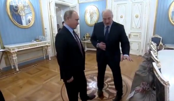 Президент Белоруссии Александр Лукашенко подарил главе России Владимиру Путину в честь Нового года четыре мешка картошки