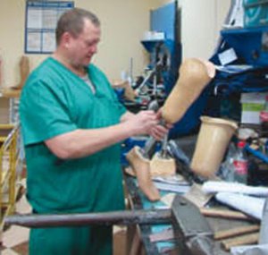 Механік протезно-ортопедичних виробів Сергій Трощак виготовляє протез стегна