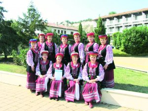 Після виступу  у конкурсній програмі  на VIII міжнародному фестивалі  фольклору  ”Ритми моря” в Болгарії. Лідія Горошко тримає Диплом учасника за день до нагородження