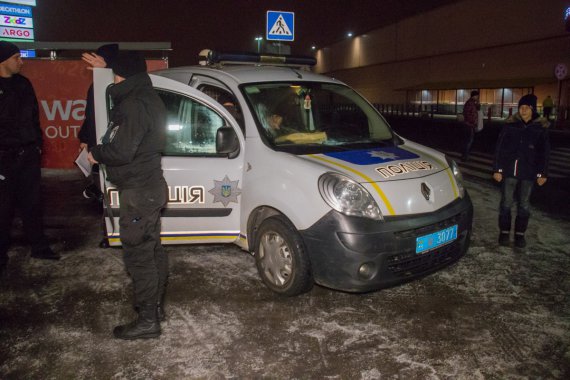 В Оболонском районе Киева мужчина вынес товар из магазина "Эпицентр". Грабителя задержали сотрудники полиции охраны