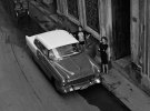 Художник часто фотографирует в классическом черно-белом цвете
