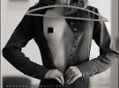 Художник часто фотографирует в классическом черно-белом цвете