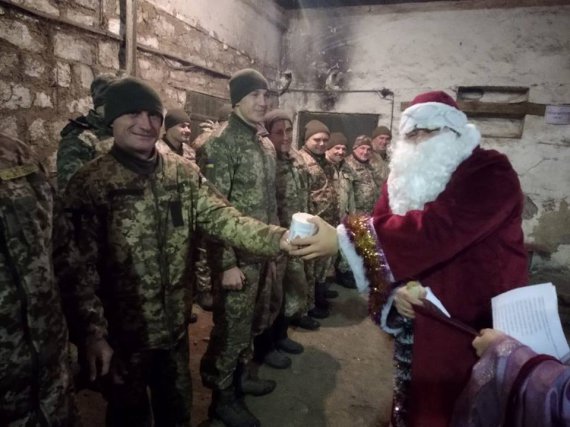 Празднование Нового года на передовой в Донбассе