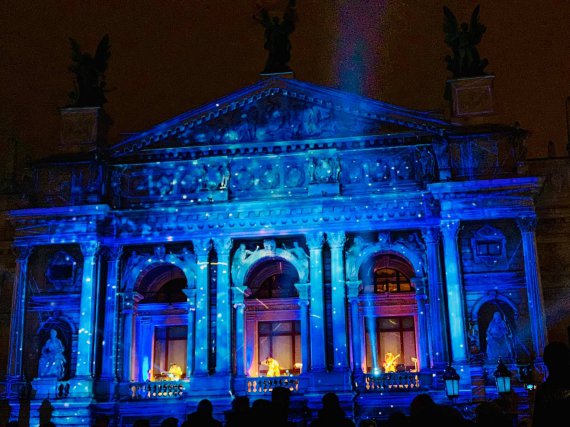 Львовский оперный театр превратили в необычный арт-объект