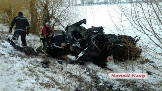 На трасі "Миколаїв – Дніпропетровськ" у вівторок, 1 січня, сталося  жахливе зіткнення двох легкових автомобілів Opel Astra та Mazda-6. Загинуло вісім людей, серед них троє дітей