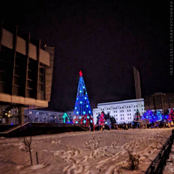 Центр оккупированного Луганская украсили к новогодним праздникам
